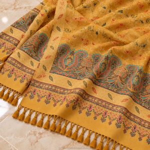 Châle long en laine rose pâle de qualité supérieure pour l'automne, style musulman, doux et agréable au toucher, avec un magnifique motif floral et une bordure somptueuse. - Product Image 2