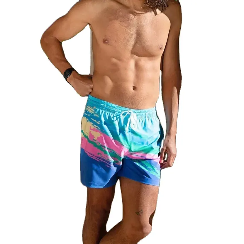 Stickerei Logo sportliche Herrenshorts Regenbogen Herrenshorts Herren elastische Taille weiße Kordelzug 100% Polyester individuelles Logo kurz