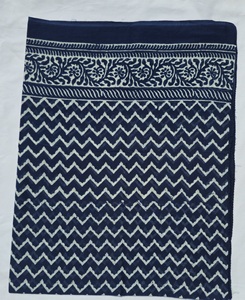 Paréo en coton imprimé à la main, motif chevron indigo, pour femme, style bohème, léger, idéal comme cache-maillot de bain ou tenue de plage. - Product Image 1