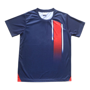 Une usine OEM produit des uniformes de football personnalisés en polyester par sublimation, avec logo personnalisé et couleurs vives, pour l'exportation en gros. - Product Image 6