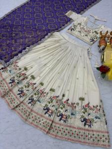 Hermoso Lehenga Choli Tradicional de Seda Crema Bordado con Dupatta Morado para Mujer, para Bodas en India y Pakistán, Largo hasta el Suelo - Product Image 3