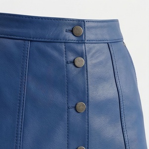 Mini-jupe bleue en similicuir pour femme, taille haute, coupe trapèze, boutonnée sur le devant - Product Image 4
