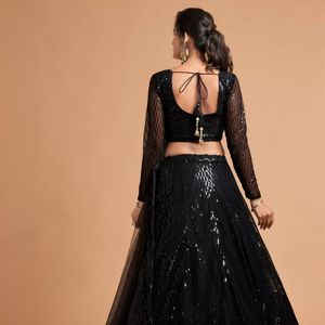 Lehenga Choli en satin de soie souple, coupe trapèze, avec broderies de fils et de paillettes multiples, et dupatta assorti, par Aarika Textile, élégant - Product Image 2