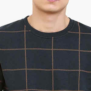 เสื้อสเวตเชิ้ตผู้ชาย คอกลม ลายสก็อต ถักนิตติ้ง ทรงปกติ สวมใส่สบายๆ สำหรับฤดูใบไม้ร่วง แขนยาว สีน้ำเงินเข้ม ลายตารางสีน้ำตาล - Product Image 2