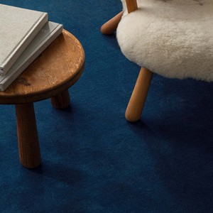 Tapis bleu marine uni moderne en laine tuftée à la main, style contemporain pour salon et chambre, décoration de sol douce et élégante - Product Image 6