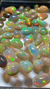 Opale naturelle cabochon à jeu de couleurs et d'étincelles, formes variées, pierre précieuse en vrac pour la fabrication de bijoux - Product Image 3