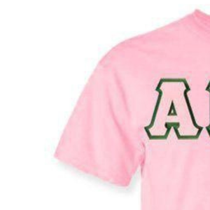 Camiseta AKA de algodón premium rosa claro con cuello redondo y manga corta, con letras AKA, de la hermandad griega, envío en 2 días. - Product Image 3