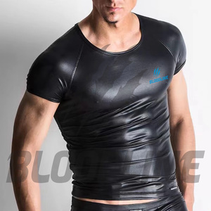 T-shirt à manches courtes en similicuir noir pour homme BLOODLINE, coupe ajustée sportive et décontractée, tissu extensible à séchage rapide, mode estivale - Product Image 5