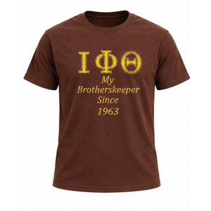 Iota Phi Theta Maglietta marrone da uomo <span class=keywords><strong>My</strong></span> Brotherskeeper Since 1963 Maglietta casual in cotone con grafica dorata a maniche corte e girocollo - Product Image 3