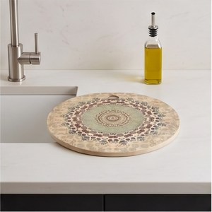 Tabla de Cortar Redonda Multifuncional de Madera con Patrón Decorativo de Mandala y Orificio para Colgar - Product Image 4