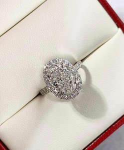 Bague de fiançailles de luxe en or blanc avec diamant ovale de laboratoire et halo de diamants, bague de mariage ovale en or blanc avec diamants ronds sur les côtés pour femme - Product Image 6