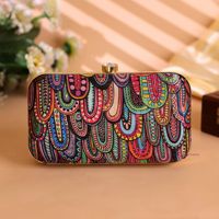 Pochette de mariée élégante rose paon texturée effet croco brodée, pochette rigide texturée pour fêtes et mariages, sac à main pour femme