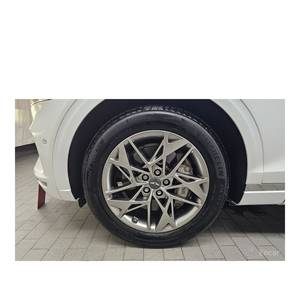 Genesis GV70 2.5T Gasolina 2WD con Caja de Cambios Automática y Asientos de Cuero, Modelo Abril 2024, 9,411 km, Volante a la Izquierda, Cámara Trasera - Product Image 5