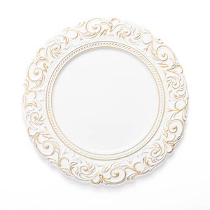 Assiette de présentation en métal blanc au design luxueux et raffiné, idéale pour les mariages, les fêtes et la décoration de table lors d'événements spéciaux, provenant d'Inde. - Product Image 1