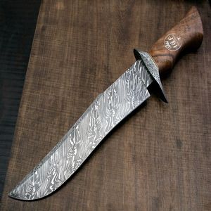 Couteau de chasse Bowie personnalisé en acier Damas fait main, fourreau en cuir et bois de rose, forgé, ultra-affûté, 58HRC, haute durabilité - Product Image 1