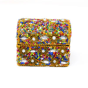 Caja de Joyería Decorativa Artesanal para Anillos, Pendientes y Collares, Organizador Cuadrado con Cuentas y Piedras - Product Image 6