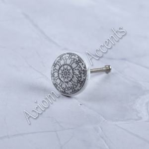 Boutons en céramique fabriqués à la main avec finition brillante pour améliorer les poignées d'armoire par Axiom Home Accents - Product Image 3