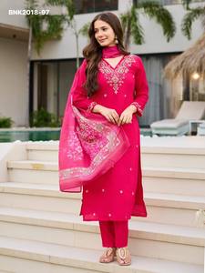 Seda romana de la mejor calidad con bordado y trabajo manual, buti y cuello recto, kurti-pantalón, dupatta con estampado digital a precio de mayorista. - Product Image 3