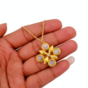 Collier El Joyero en pierre de lune arc-en-ciel, design trèfle, style bohème, plaqué or 18 carats, pendentif en pierres précieuses fait main, chaîne ajustable - Product Image 3