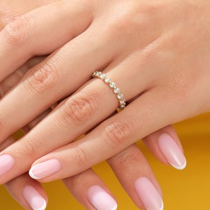 Anillo de compromiso minimalista de media eternidad con diamantes de corte redondo para mujer, de oro macizo de 14K, cultivado en laboratorio, regalo de aniversario o promesa para amante. - Product Image 2