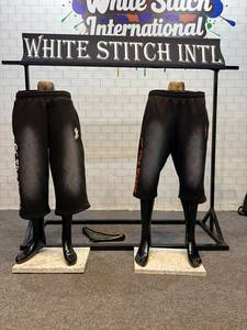 Pantalones Capri Deportivos de Algodón Sólido para Hombre White Stitch Intl, Cintura Media Elástica, Casuales, con Franja Lateral y Logotipo en la Pierna Izquierda - Product Image 1