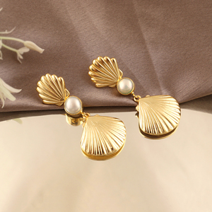 Boucles d'oreilles élégantes et stylées en forme de goutte de perle, conçues avec une longue pampille gracieuse, en laiton plaqué or 18 carats, bijoux de mode. - Product Image 5