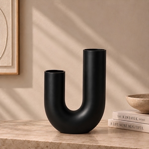 Vase de table en aluminium en forme de U, style moderne et sculptural |   Décoration d'intérieur artisanale, écologique, durable, minimaliste et originale - Product Image 1