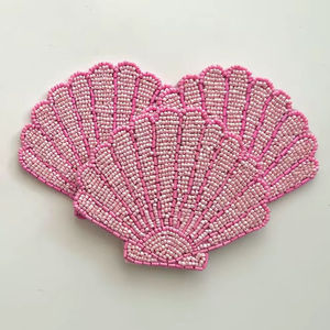 Sous-verre brodé élégant avec des broderies complexes et des embellissements perlés accrocheurs - Product Image 3