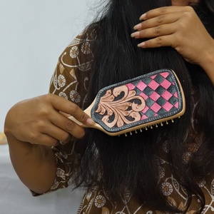 Cepillo de pelo de madera con incrustaciones de cuero a cuadros rosa y negro y mango con diseño floral. - Product Image 2