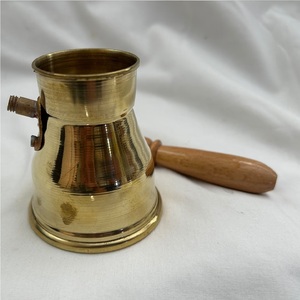 Cafetera turca tradicional hecha a mano de cobre y latón con mango de madera para preparar café. - Product Image 2