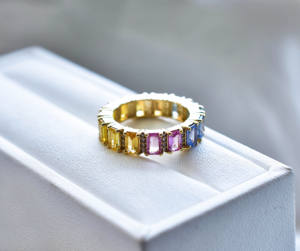 Anillo de Eternidad Everlasting Iris con Corte Esmeralda, Zafiros Naturales Multicolor y Diamantes, Prisma Royale, Oro de 14K, Arcoíris - Product Image 5