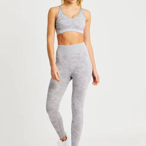 Ensemble d'entraînement 3 pièces de haute qualité : veste de yoga ajustée avec logo frontal et fermeture éclair, soutien-gorge de sport et short taille haute - Product Image 6