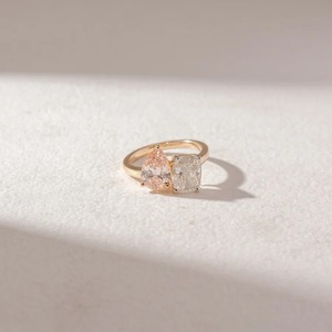 Anillo de compromiso Toi et Moi con diamante cultivado en laboratorio de 2.01 quilates, corte pera y almohada, color rosa, oro amarillo de 14K, dos piedras, personalizado, OEM, venta al por mayor - Product Image 2