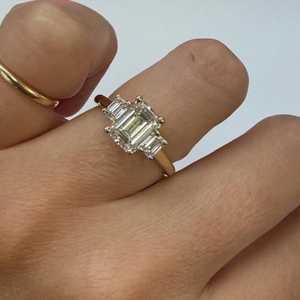 แหวนเพชรทรงเอเมอรัลด์ 2 กะรัต เพชรเลี้ยงในห้องปฏิบัติการ ทอง 14K แหวนสามเม็ด สำหรับหมั้น แต่งงาน ครบรอบ ผู้ผลิตเครื่องประดับ ผู้ส่งออกเครื่องประดับ - Product Image 1