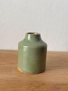 Vase en céramique vert mousse chic avec glaçure mate lisse, forme de bouteille compacte et allure moderne pour les intérieurs élégants - Product Image 4