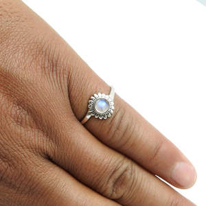 Anillo bohemio clásico en plata de ley 925 con incrustaciones de piedra lunar arcoíris de corte redondo, anillo hecho a mano para chicas. - Product Image 2