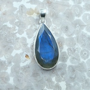 จี้รูปหยดน้ำลาบราดอไรต์สีน้ำเงินธรรมชาติ ทำด้วยมือ เงินแท้ 925 ประดับพลอยลาบราดอไรต์ ของขวัญเครื่องประดับสำหรับผู้หญิงและผู้ชาย - Product Image 1