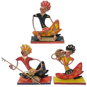 Ensemble de 3 figurines décoratives de musiciens indiens assis en fer forgé, design ethnique coloré, pour la décoration intérieure, très demandées, à prix de gros - Product Image 1