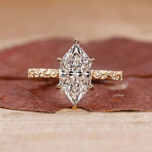 Anillo de compromiso vintage con diamante marquesa cultivado en laboratorio, banda floral de oro amarillo de 14K, solitario con engaste de puntas para unisex - Product Image 1
