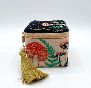 Boîte à bijoux brodée en forme de champignon : Étui de voyage perlé - Product Image 1