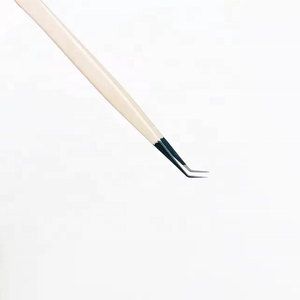 Échantillon gratuit d'une pince à épiler à pointe en fibre de couleur nude avec logo personnalisé Marque privée OEM et pince à épiler Volume Boost - Product Image 3