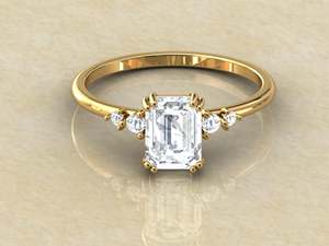 Bague de fiançailles en diamant de laboratoire taille émeraude avec diamants latéraux, minimaliste, élégante, trois pierres, plaqué or 18 carats, rhodiée, sertie à griffes - Product Image 3