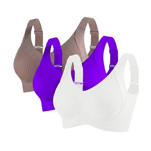 Sujetador deportivo de fitness para mujer al por mayor, transpirable, ligero, que absorbe el sudor, con espalda cruzada, soporte medio y logo frontal. - Product Image 3