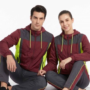 เสื้อแจ็คเก็ตกันลมแบบยูนิเซ็กซ์และกางเกงไนลอน ชุดวอร์มกันลมสำหรับผู้ชายและผู้หญิง ผลิตตามสั่งจากโรงงานขายส่ง OEM ปี 2026 - Product Image 4
