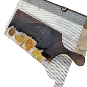 Tabla de cortar de resina hecha a mano con gradiente de color de marea del océano adecuada para picar verduras, frutas y comidas cocinadas - Product Image 1
