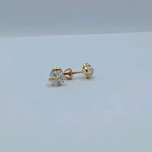 Élégantes boucles d'oreilles clous en or jaune 22 carats avec diamant solitaire rond classique, fermoir à vis sécurisé, bijoux raffinés - Product Image 1