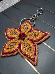Llavero con Cuentas de Semillas de Flores Naranja y Amarillas, Cierre Metálico Plateado, Hecho a Mano, con Gema Central, Accesorio para Mochila/Bolso - Product Image 1