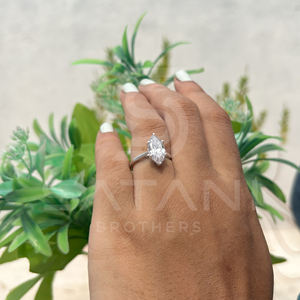 Anillo de Compromiso y Boda con Moissanita Corte Marquesa, Oro 14K con Baño de Rodio, Engaste Catedral, Diseño Elevado, Lujoso, Elegante y Atemporal - Product Image 1