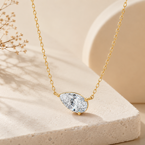 Collier solitaire en diamant de laboratoire taille poire East West, or 18 carats, design élégant et luxueux pour fiançailles, mariage, fête, cadeau - Product Image 5