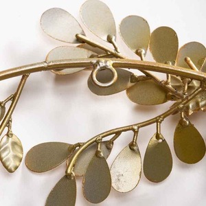 Impresionante corona de hojas metálicas doradas para decoración de pared con detalles de follaje de arce y roble para un toque de lujo en hogares modernos. - Product Image 6
